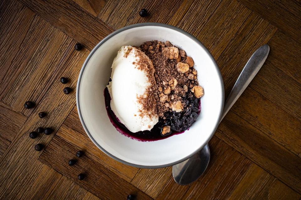 Blau Weiß Dessert mit Vanillecreme, Blaubeeren und Cookie Crumble