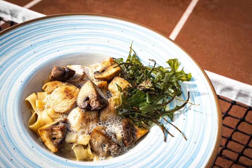 Tagliatelle mit Champignons und frittiertem Rucola am Netz
