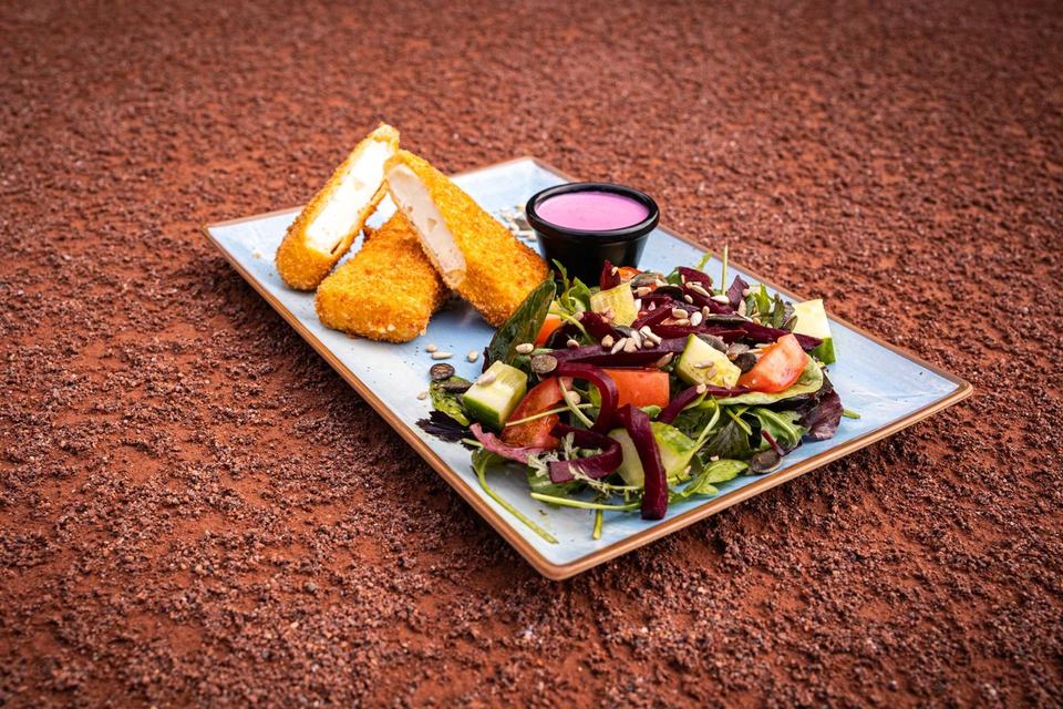 Holy Cheese – gebackener Hirtenkäse mit Wildkräutersalat, auf dem Sandplatz