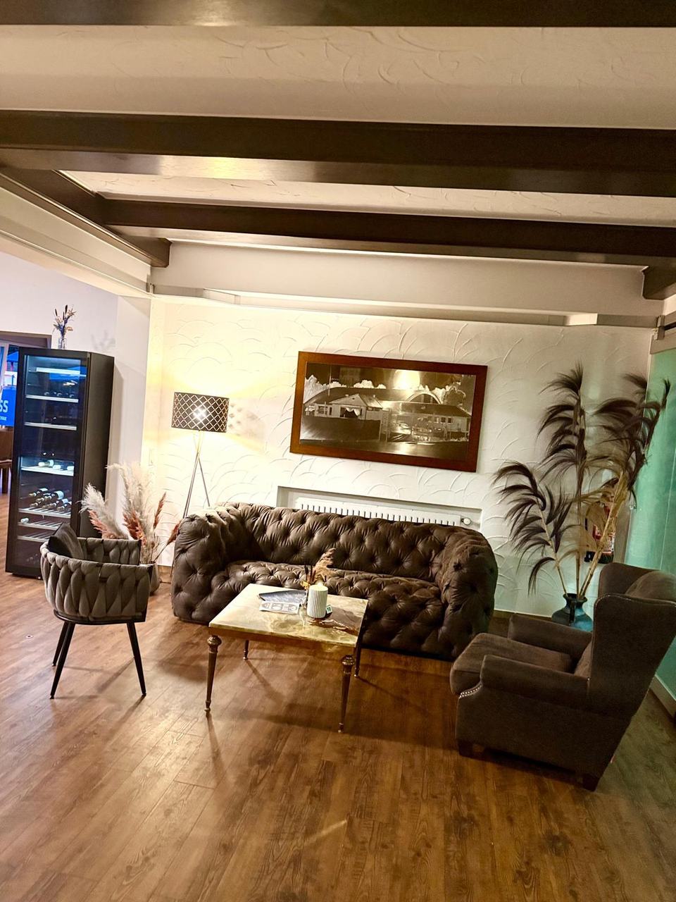 Lounge mit Chesterfield-Sofa, Sesseln und Couchtisch