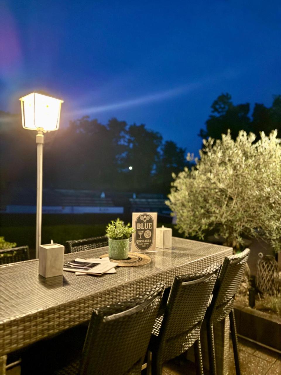 Terrasse am Abend mit Laterne und Blick ins Grüne